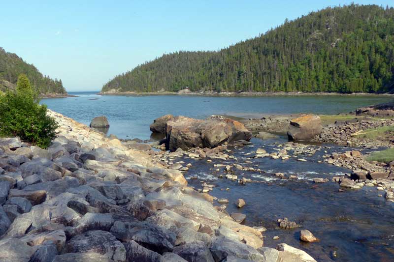 Arrivée sur
                la Baie-des-Rochers