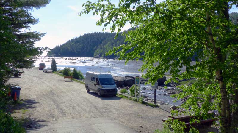 Baie-des-Rochers : mon bivouac sur le quai en avant
                du petit VW