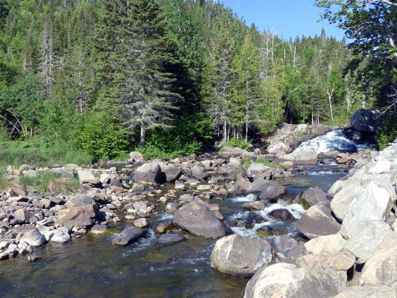 Baie-des-Rochers : la rivière et la cascade au matin