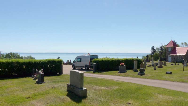 St-Irenee-bivouac-devant-l'eglise