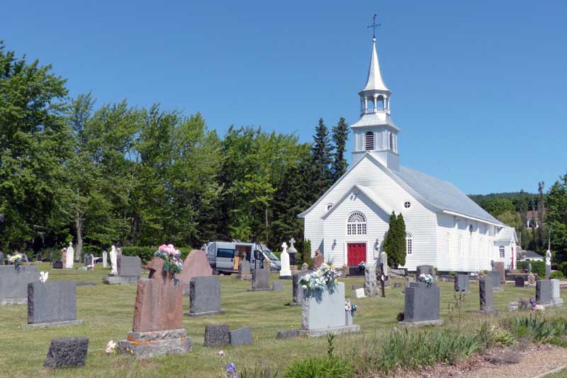 St-Irenee-bivouac-devant-l'eglise