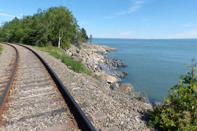 Cap-aux-Oies-rails-le-long-du-rivage