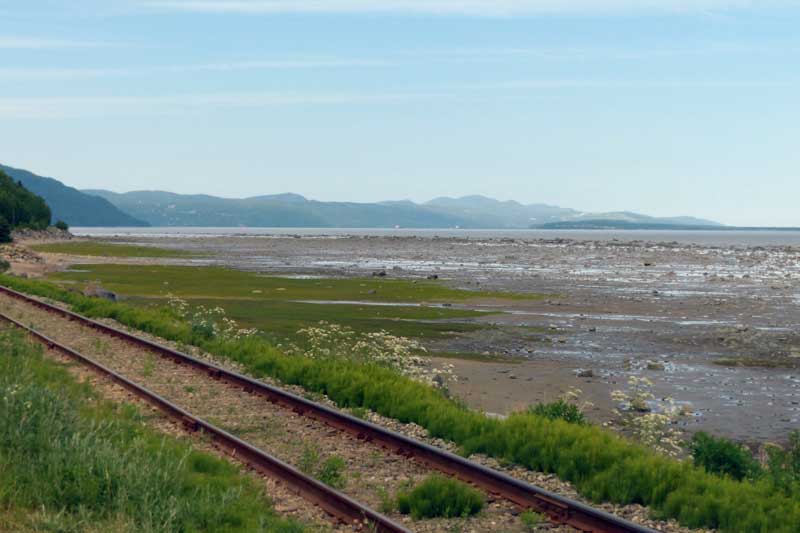 Petite-Riviere-St-Francois : la côte
                          depuis le quai du village