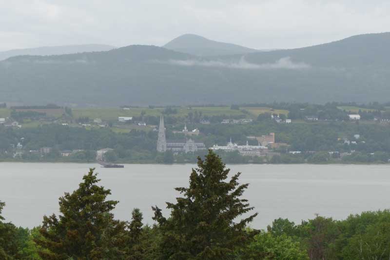 Ile d'Orléans, Ste-Famille : vue sur
                        St-Anne-de-Beaupré