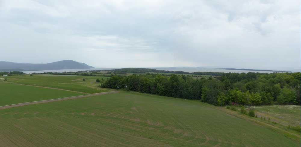 Panorama vers l'aval du St-Laurent
                              depuis la tour d'observation de
                              St-Francois de l'Ile-d'Orléans