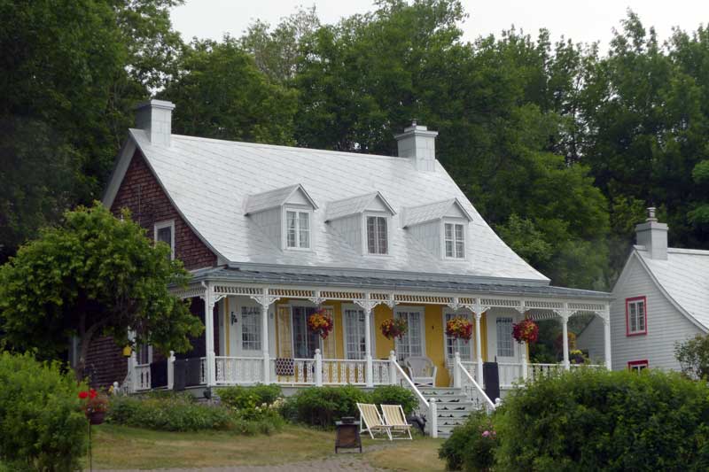 St-Jean-de-l'Ile-d'Orléans : maison
                              derrière l'église