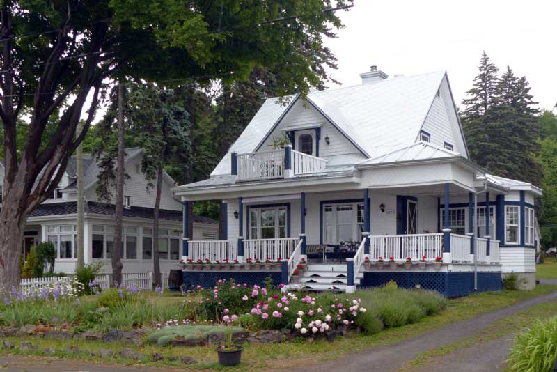 Maison fleurie à
                        Ste-Petronille-de-l'ile-d'Orléans