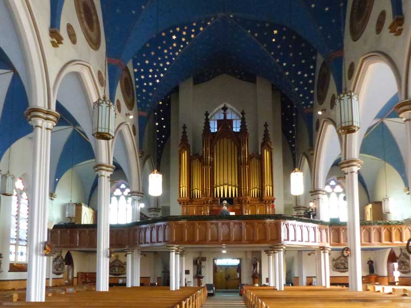 Tignish, église St-Simon et St-Jude : nef et
                  tribune