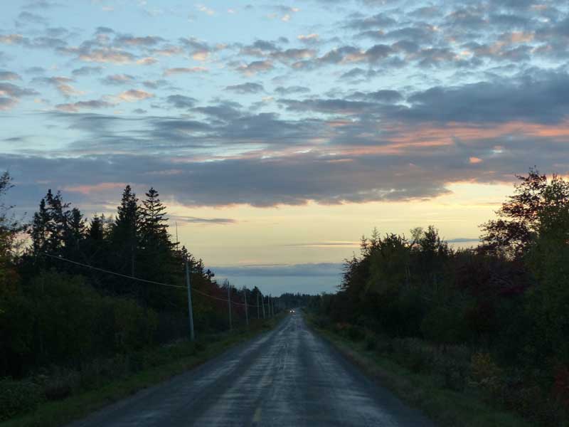 Route de la cote acadienne au crépuscule