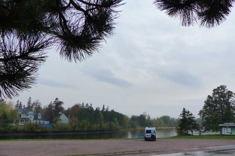 Port-Elgin-bivouac-sous-la-pluie-devant-Gaspereau-River