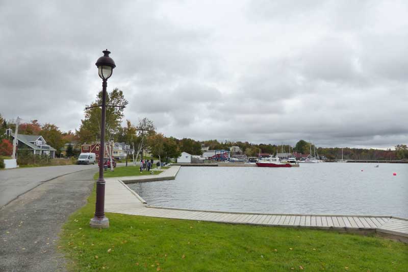 Bivouac
                  sur le quai de Baddeck
