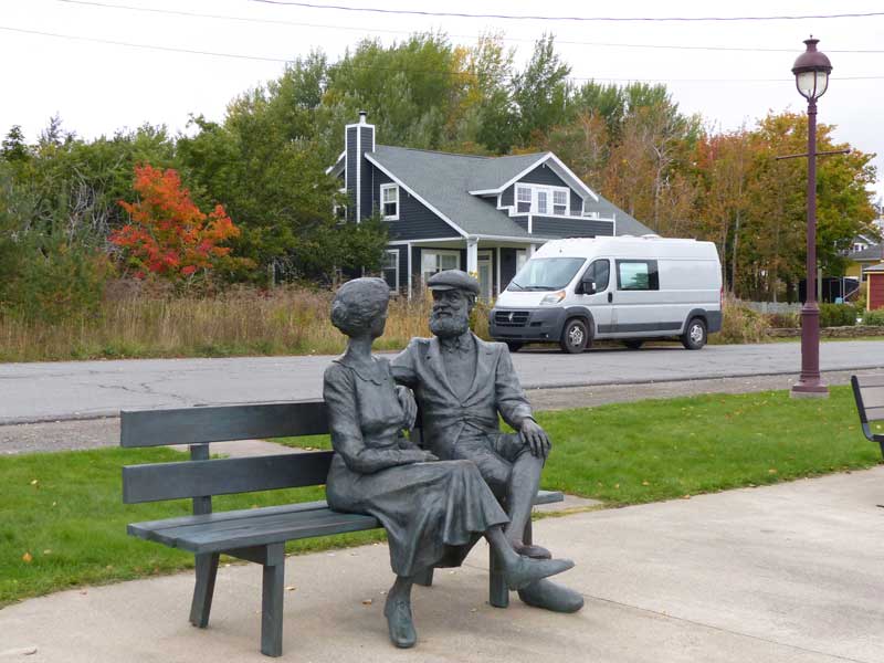 Baddeck-statues-du-couple-Bell