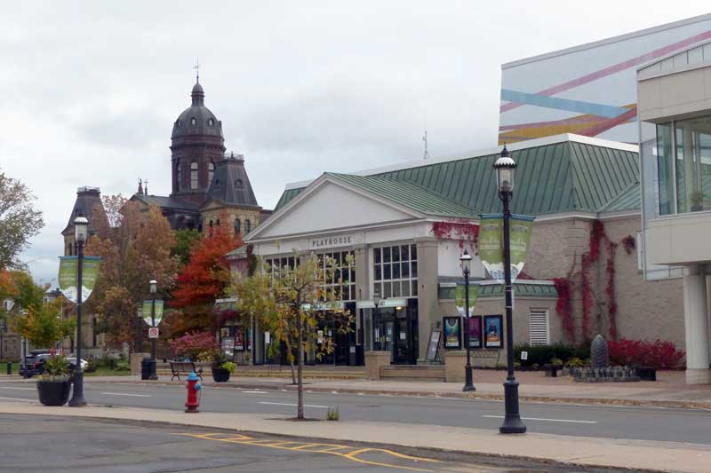 Fredericton-le-Theatre-et-l'Assemblee-legislative