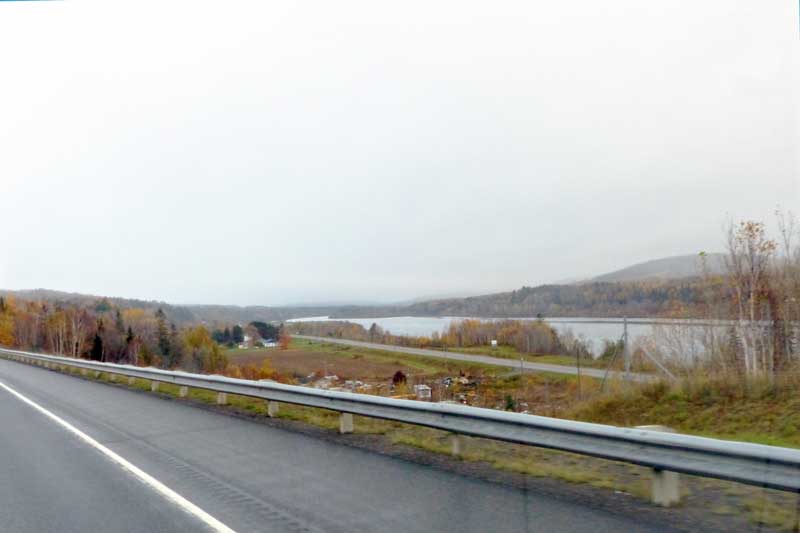 Sur la
                  Transcnadienne, en remontant la Vallée-de-la-St-Jean