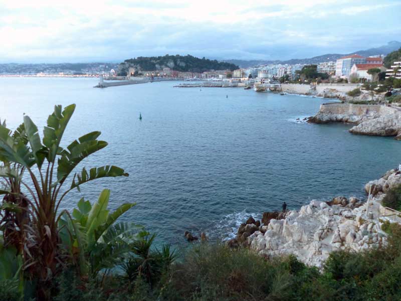 Nice-entree-du-Vieux-Port-en-soiree