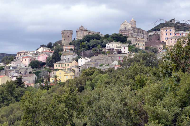 Ruglianu-ses-2-eglises,-sa-tour-et-son-chateau