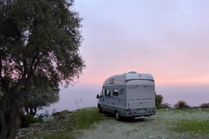 Canari-bivouac-a-l'aube-devant-la-mer