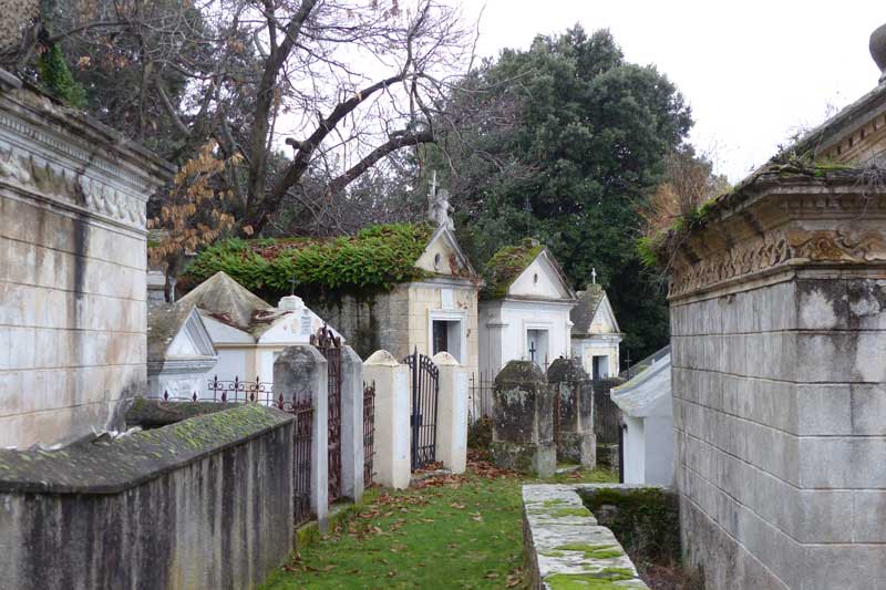 Canari
                  : le cimetière