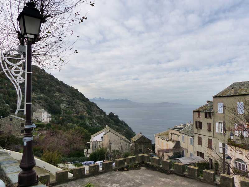 Nonza-vue-sur-la-mer-a-travers-les-maisons