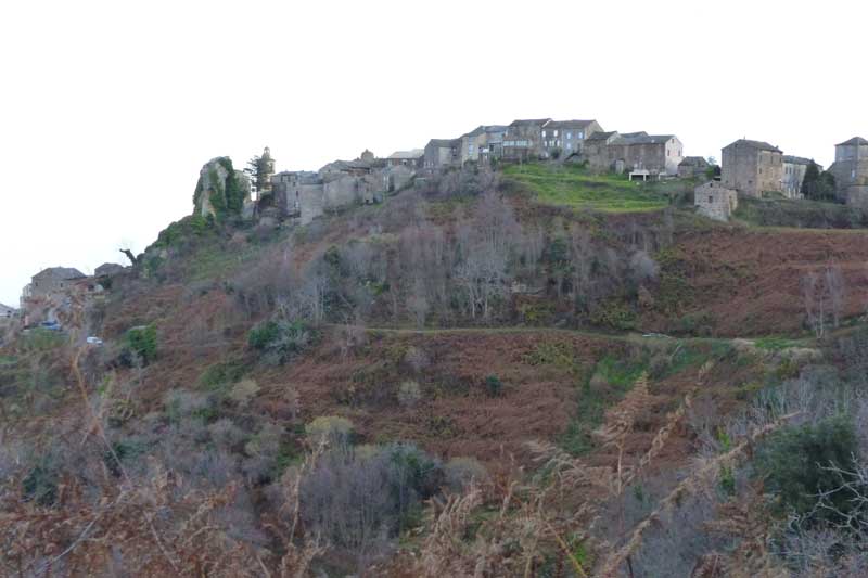 Loreto-di-Casinca-le-village-sur-sa-crete