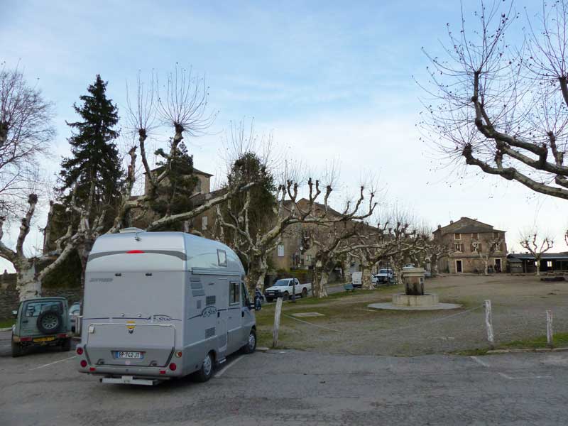 Loreto-di-Casinca-bivouac-devant-la-place