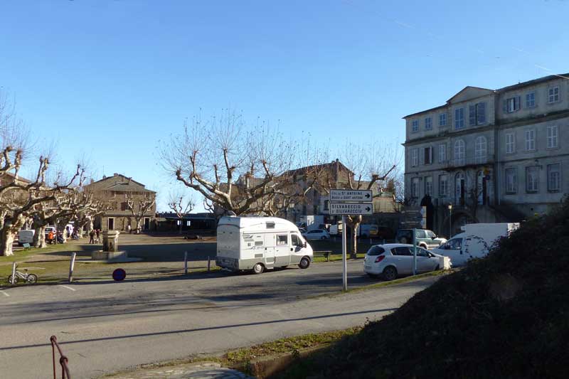Bivouac sur la place de Loreto-di-Casinca