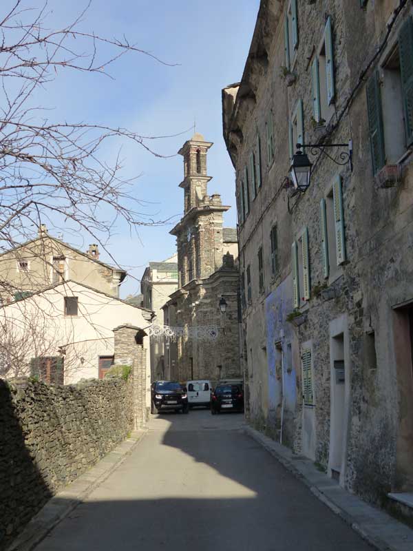 Penta-di-Casinca : église St-Michel au bord de la
                  rue centrale