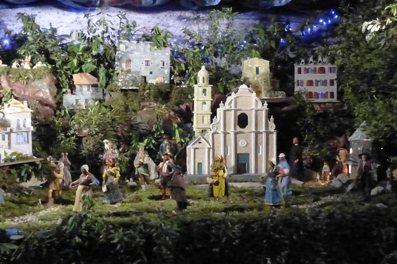 Cervione-cathedrale-XVIIeme-creche-et-ses-santons-corses