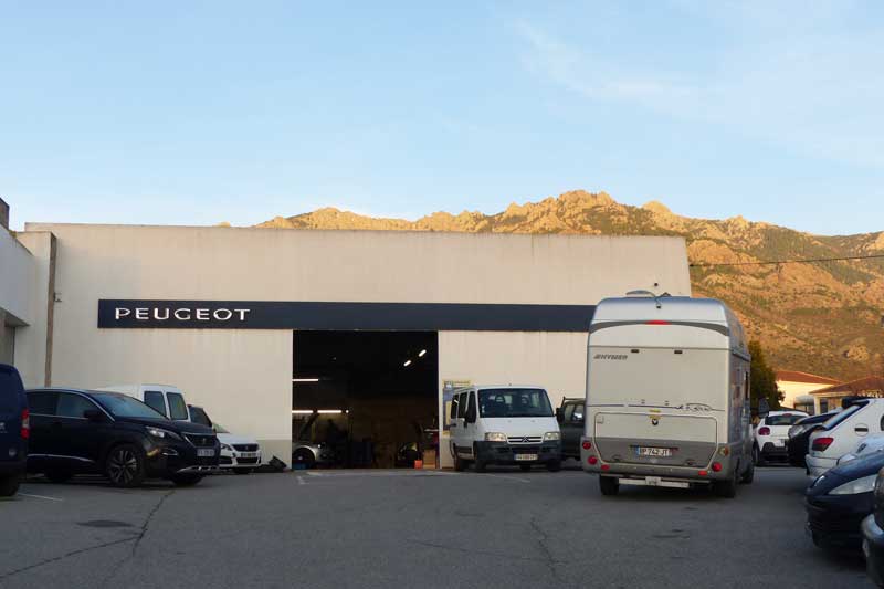 Corte-Exsis-devant-el-garage-Peugeot-de-la-Citadelle