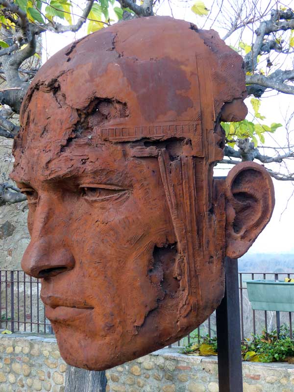 Aléria, Fort Matra : tête de Persée monumentale
                  par Christophe Charbonnel (2012)