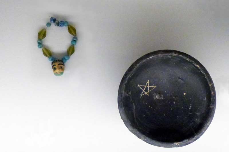Aleria-Musee-archeo-pendentif-etrusque-et-coupe-punique