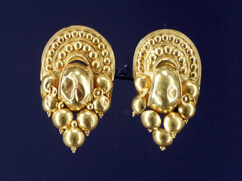 Aléria, Musée archéologique : paire de boucles
            d'oreilles en or (475 av. J-C)