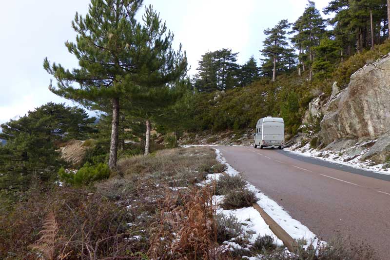 Exsis sur la route «enneigée» du Col de
                    Bavella