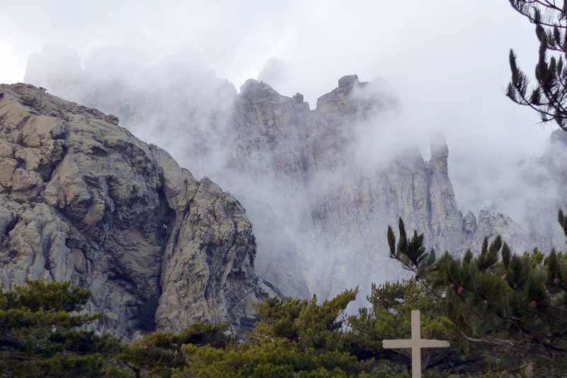 Col-de-Bavella-les-aiguilles-dans-les-nuages