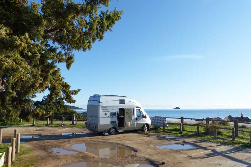 Pinarellu : Exsis sur le parking devant la
                    plage