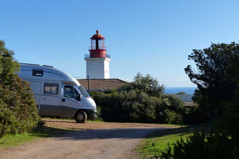 Pointe-de-la-Chiappa-Exsis-au-pied-du-phare