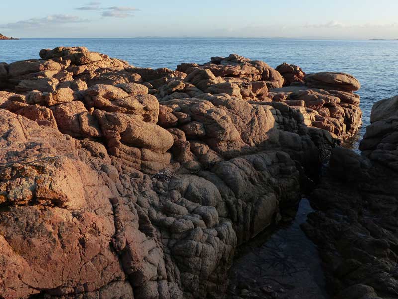 Les
                rochers rouges de la baie de Rondinara
