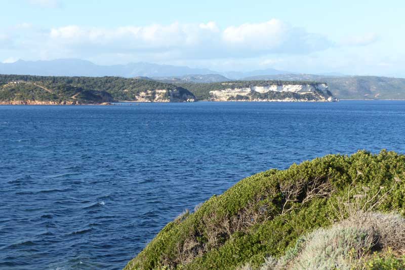 Depuis la route de Ponti-di-a-Nava, Rocchi Bianchi
              sur la rive nord