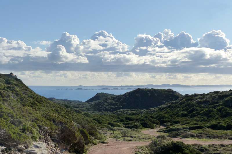 Depuis le sémaphore du Capo Perdusato, vers les
                    Bouches de Bonifacio, les îles Lavezzi et la
                    Sardaigne