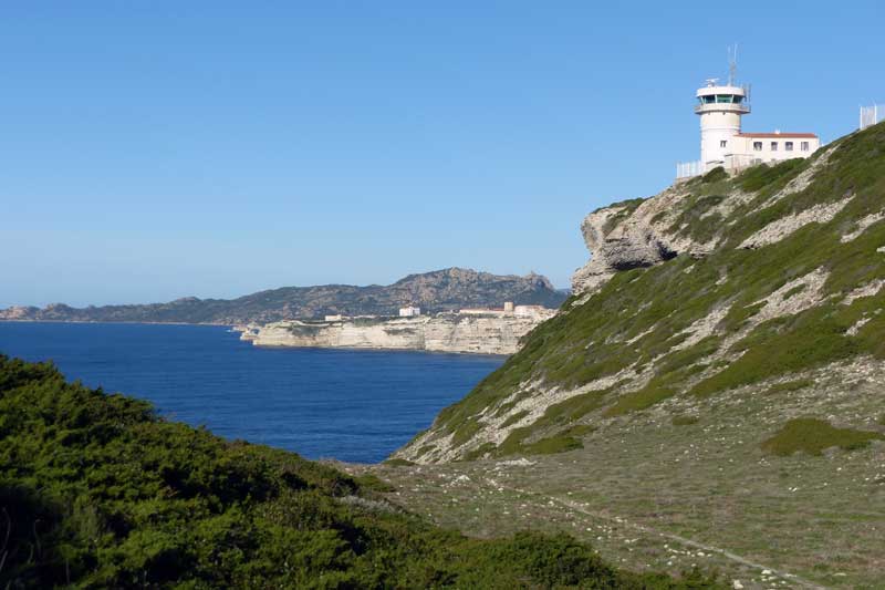 Sémaphore du
              Capo Perdusato et vue vers Bonifacio