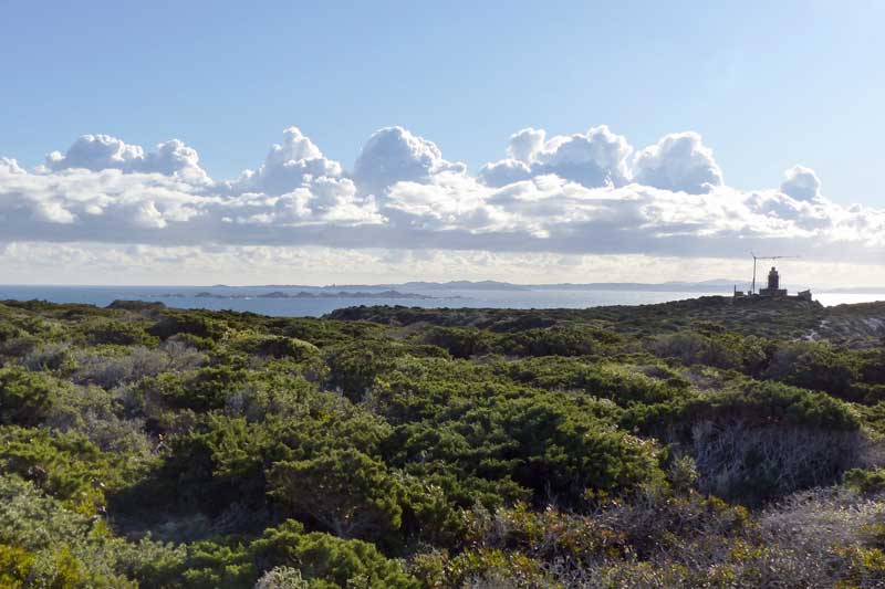 Capo Perdusato : le phare, les Iles Lavezzi et la
              Sardaigne