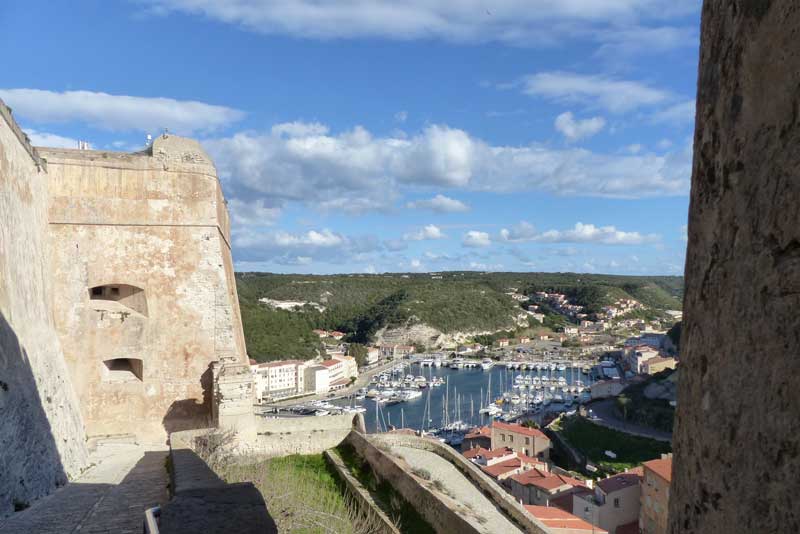 Bonifacio-le-port-depuis-la-porte-de-Genes