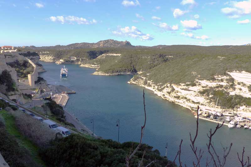Bonifacio-depart-du-ferry-dans-le-Goulet