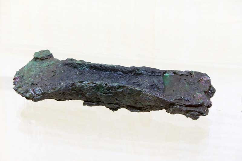 Sartene-Musee-archeologique-lame-de-hache-a-rebord