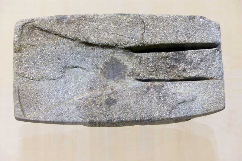 Musée archéologique de Sartène :moule de lame de hache
            à rebord