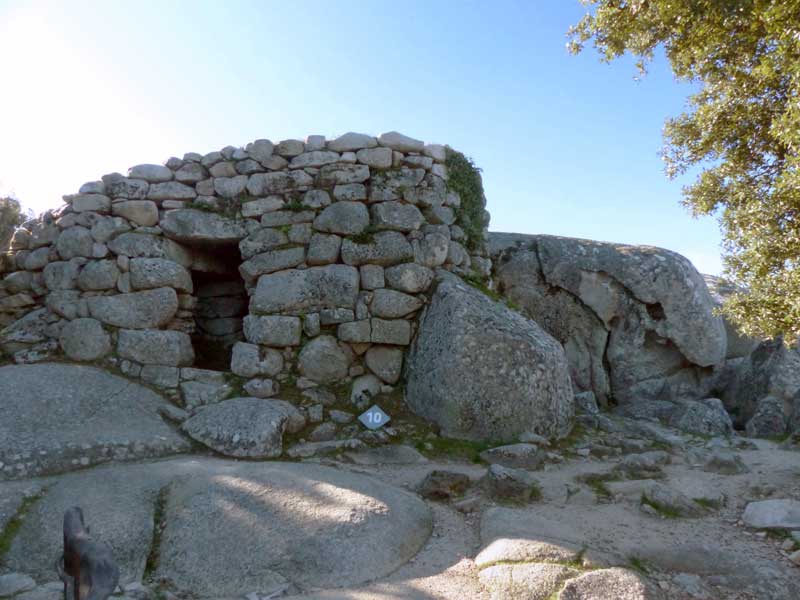 Cucuruzzu : base et entrée de la torra