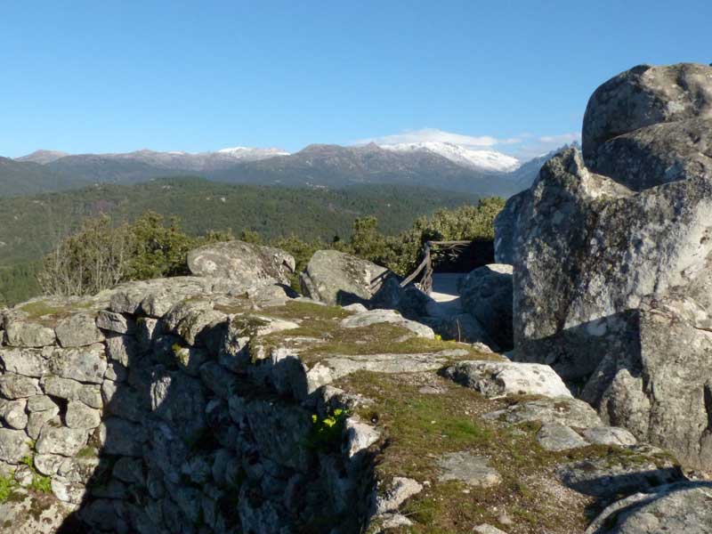 Cucuruzzu : muraille et montagnes