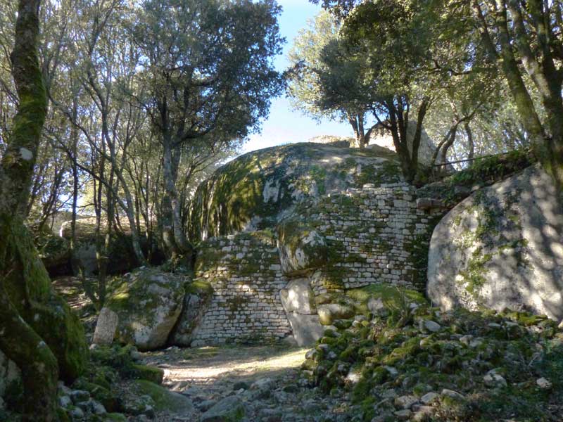 Capula : base du chateau médiéval des Biancolacci
                  détruit par les Génois