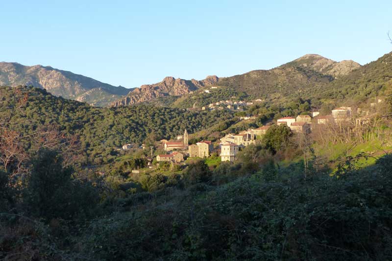 Fuzza-et-Sta-Maria-Ficanieddda-en-2eme-plan.