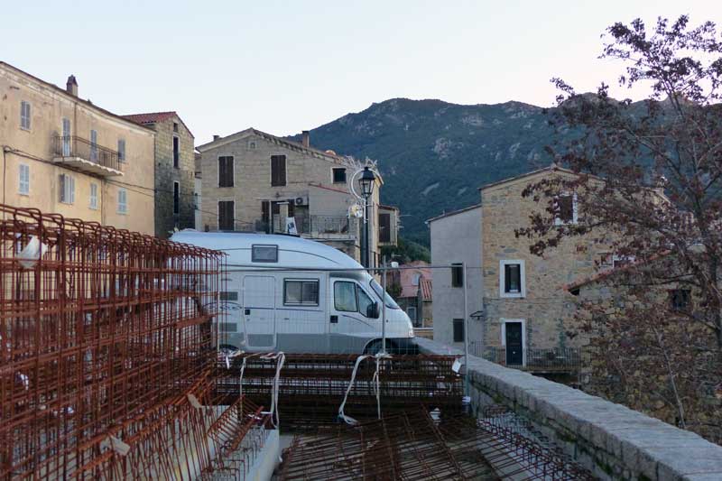 Olmeto-bivouac-devant-l'eglise-en-chantier